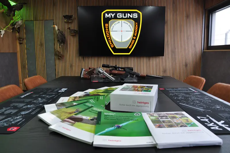 Jagdunterlagen im Schulungsraum